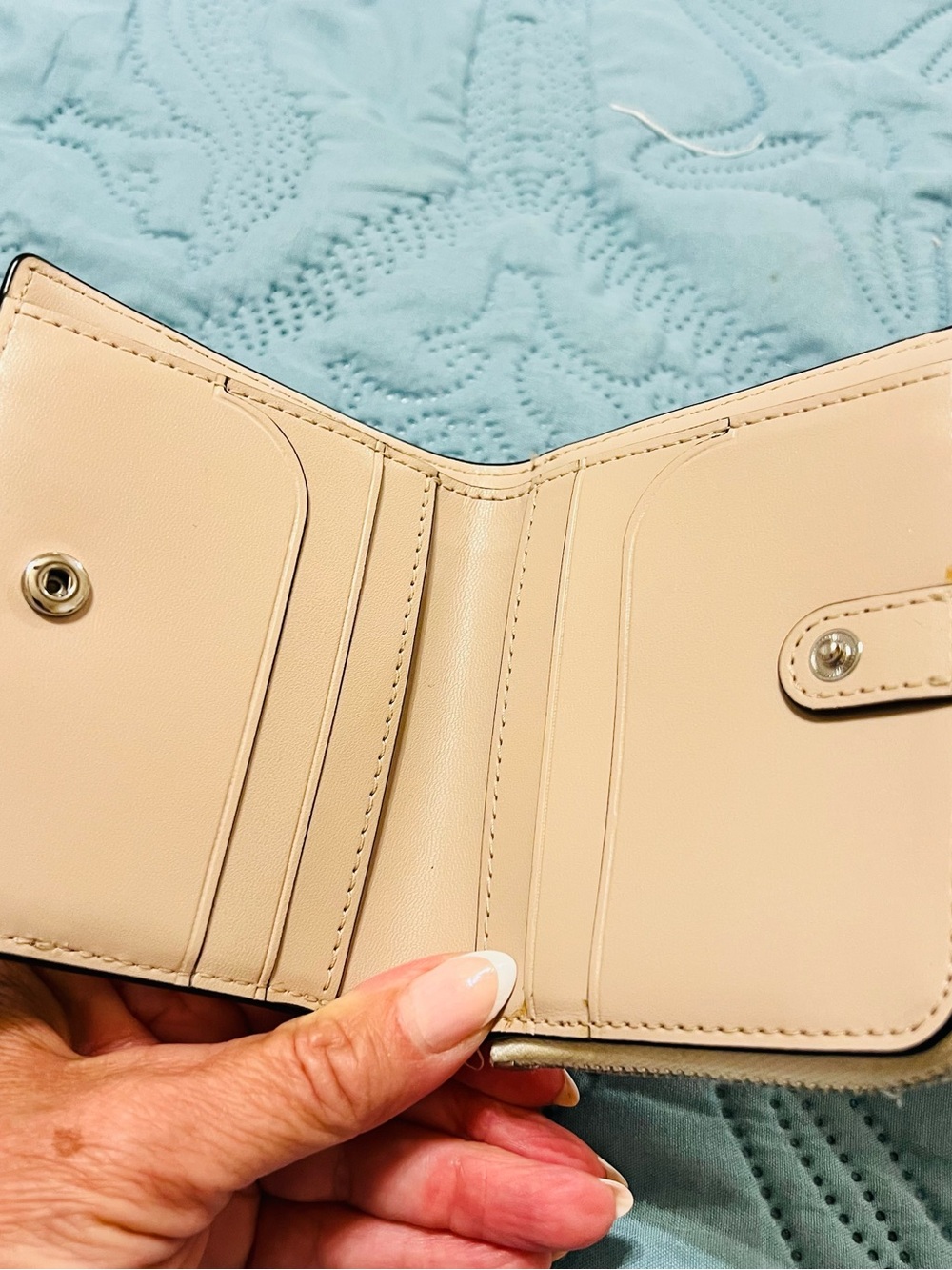 kate spade Two-Tone Cream and Tan Zip Card Wallet EUC - Picture 3 of 4